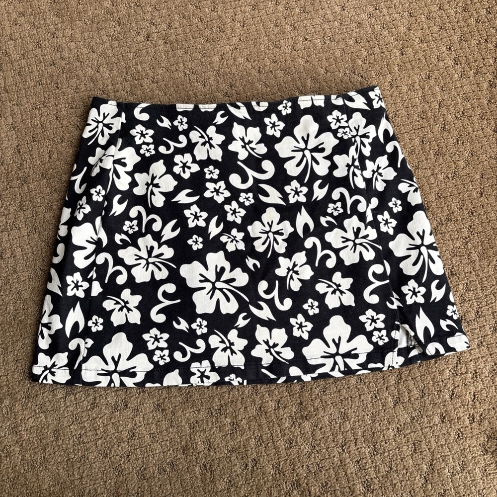 Black and White Floral Mini short Skirt hibiscus Hawaiian size 16 never worn fun
